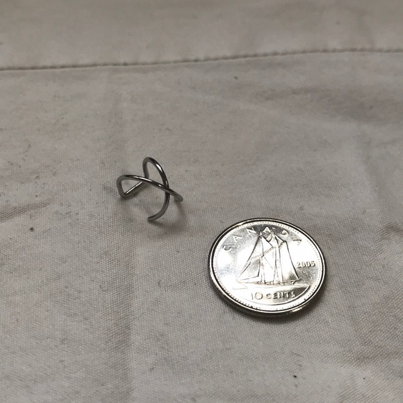 Crossed ear cuff - Picture 1 of 2
